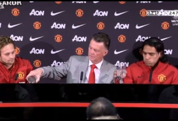 VIDEO: Van Gaal 'đon đả' rót nước mời Daley và Falcao trước cuộc họp báo