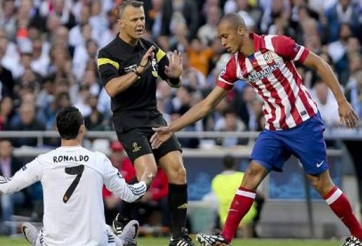 Cris Ronaldo lại thúc cùi chỏ vào mặt cầu thủ Atletico Madrid