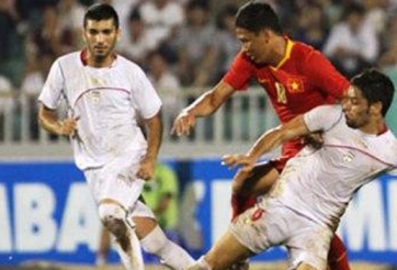 VIDEO: Cận cảnh pha va chạm khiến cầu thủ Olympic Iran nổi nóng