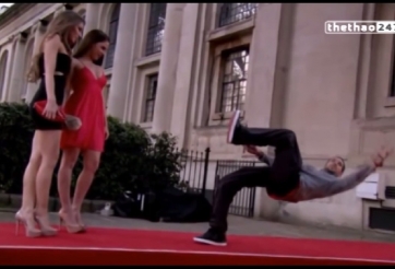 VIDEO: Màn ảo thuật ngả người và đi trên mặt nước kì diệu đến khó tin