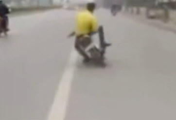 VIDEO: Quái xế 'huyền thoại' đi xe vắt chéo tay, lạng lách, đánh võng điên cuồng