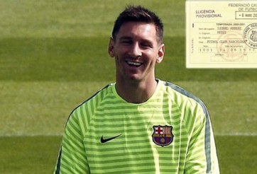 Lionel Messi khoe kỷ vật khi mới gia nhập Barcelona