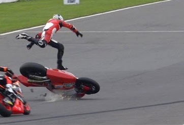 Video MotoGP: Những pha tai nạng kinh hoàng ở chặng đua Silverstone 2014