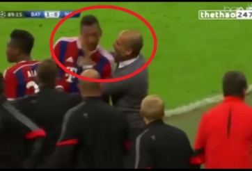 VIDEO: Pep Guardiola lại ''bóp cổ'' học trò để ăn mừng bàn thắng