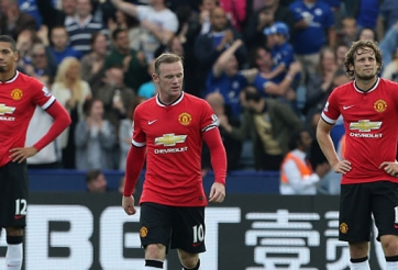 Mất kiềm chế, Rooney chỉ trích đồng đội ngay trên sân