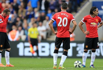 Rooney khiến NHM Quỷ đỏ điên tiết khi bảo vệ trọng tài Mark Clattenburg