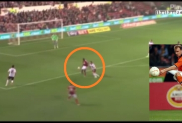 VIDEO: Pha khống chế ghi bàn đẳng cấp theo phong cách Dennis Bergkamp