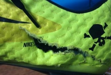 Mạc Hồng Quân khoe giày 'nát bươm' sau trận thắng U23 Kyrgyzstan