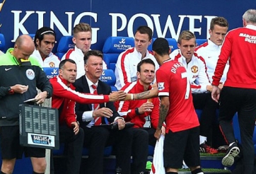 Có hay không chuyện cầu thủ M.U chỉ trích Van Gaal vì thay Di Maria?