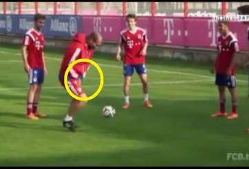 VIDEO: Pep Guardiola chơi ''ăn gian'' khi tâng bóng cùng các học trò nhí