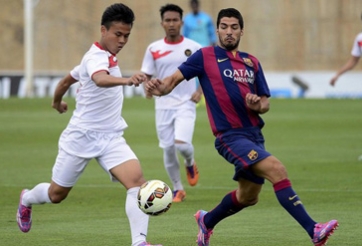 Suarez và Vermaelen tỏa sáng ở trận gặp U19 Indonesia