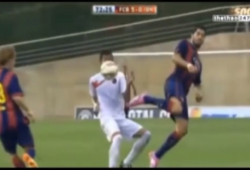 VIDEO: Suarez ''bắt chước'' Ibrahimovic chuyền bóng kiểu Teakwondo