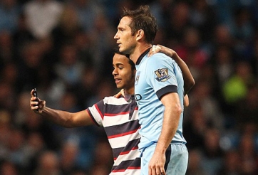 Fan cuồng trả giá đắt sau khi chụp hình với Lampard