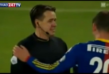 VIDEO: Trọng tài rơi lệ trong tiếng còi cuối cùng của sự nghiệp