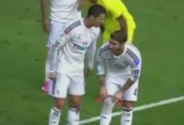 VIDEO: Cảnh Ronaldo 'lên lớp' Sergio Ramos trong trận gặp Villareal