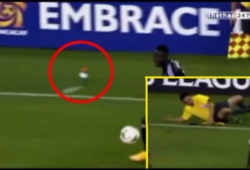 VIDEO: Trọng tài trượt ngã sóng soài chỉ vì  ...chai nước