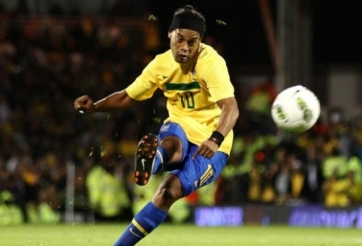 VIDEO: Ronaldinho lập siêu phẩm sút phạt trong màu áo Queretaro