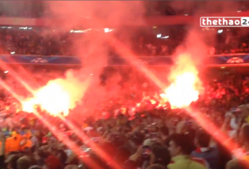 VIDEO: CĐV Galatasaray nhấn Emirates chìm trong khói lửa