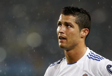 VIDEO: Sự khác biệt giữa Ronaldo và cầu thủ fairplay khi ngã trong vòng cấm