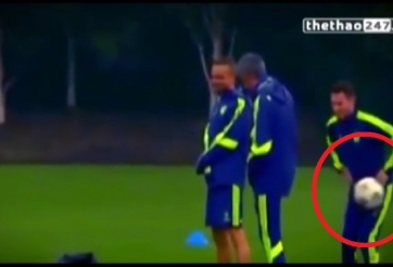 VIDEO: Jose Mourinho lại gây cười khi đá bóng vào đúng ''chỗ hiểm''