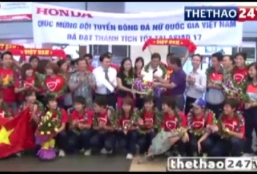 VIDEO: Các ''cô gái vàng'' của bóng đá Việt Nam được chào đón như người hùng