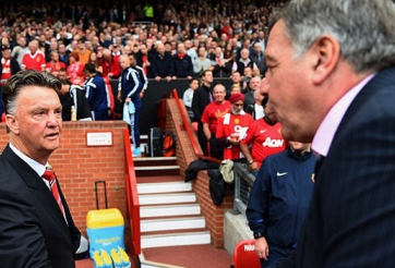 HLV Van Gaal phá vỡ truyền thống tại sân Old Trafford