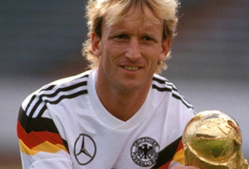 Nhà vô địch World Cup phải đi dọn vệ sinh trả nợ