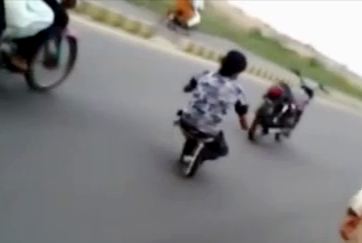 VIDEO: Thanh niên trổ tài 'ma thuật' vừa trượt patin vừa điều khiển moto