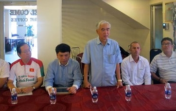 Chủ tịch VFF gặp mặt, động viên U19 Việt Nam trước giờ sang Myanmar