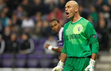 Thủ môn Man City nhận tiền để bán độ