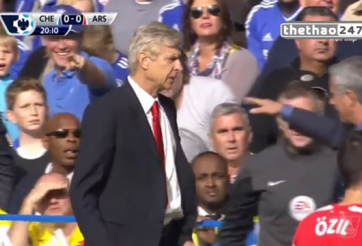 VIDEO: Wenger và Mourinho suýt đánh nhau trên sân