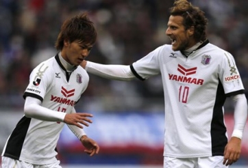 U19 Nhật Bản có tiền đạo đá cặp với Diego Forlan