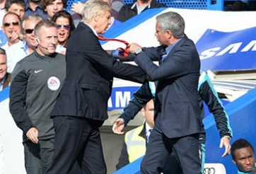 Arsene Wenger và Mourinho may mắn thoát án phạt của FA