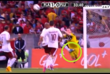 VIDEO: Thủ môn quằn quại vì bị cú đá trời giáng vào ''chỗ hiểm''