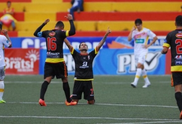 VIDEO: Siêu phẩm từ khoảng cách 40m ở giải VĐQG Costa Rica