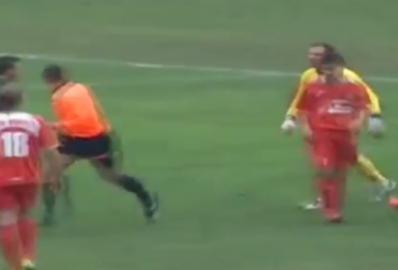 Video: Thủ môn ăn thua đủ với trọng tài vì bị lĩnh thẻ vàng