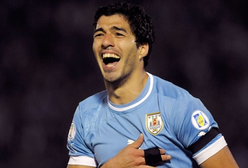 VIDEO: Đang đá hay, Suarez bỗng xin trọng tài cho đi... toilet