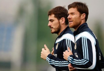 Alonso phản ứng trước những chỉ trích hướng về Iker Casillas