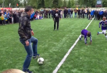 VIDEO: Van persie biểu diễn kỹ thuật với các cầu thủ nhí