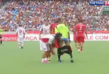 VIDEO hài hước: Trọng tài biên bị cầu thủ tụt quần trong trận đấu