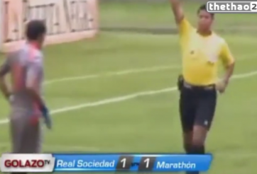 VIDEO: Bị phạt thẻ đỏ vì vỗ mông cầu thủ đối phương