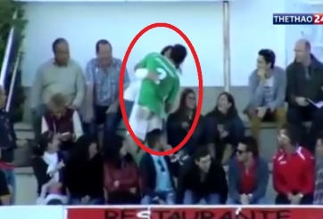 VIDEO: Ăn thẻ vàng vì hôn bạn gái để ăn mừng bàn thắng