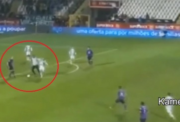 VIDEO: Thủ môn liều lĩnh lừa qua 3 cầu thủ đối phương bên phần sân nhà