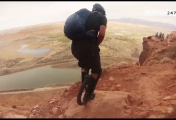 VIDEO: Quá mạo hiểm với trò đi xe đạp 1 bánh trên vách đá cheo leo