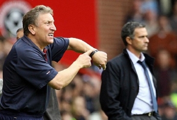 Neil Warnock tin Chelsea sẽ tái hiện kỳ tích bất bại của Arsenal