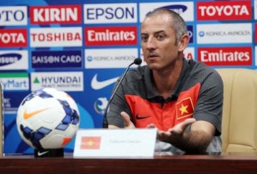 HLV Guillaume nói gì khi Thanh Hậu được báo Anh bình chọn