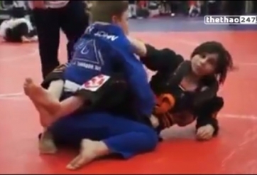 VIDEO: Thế võ nhạy cảm nhưng cực kỳ lợi hại của nữ võ sĩ