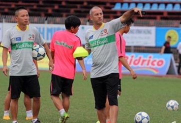 HLV Guillaume muốn bầu Đức chiêu mộ trung vệ của Viettel