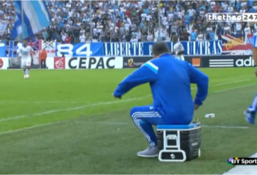 VIDEO: Phản ứng của HLV Marcelo Bielsa khi ngồi lên cốc cafe nóng