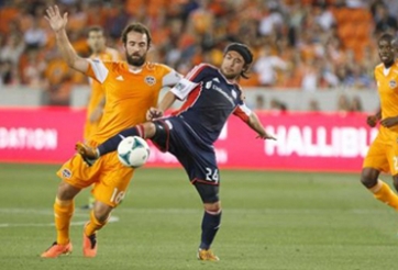 Tiền đạo Lee Nguyễn tiếp tục được vinh danh